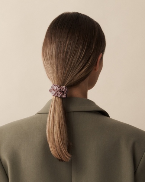 LUARE The Mini Scrunchie Zestaw 2 jedwabnych gumek do włosów kolor ZGASZONY RÓŻ