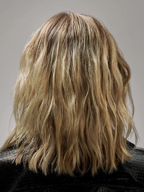 Oribe Signature Flash Form Finishing Spray Wax Delikatnie teksturyzująca i utrwalająca mgiełka-wosk 150 ml