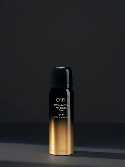 Oribe Signature Imperméable Anti-Humidity Spray Spray chroniący przed wilgocią i utrwalający stylizacje 75 ml