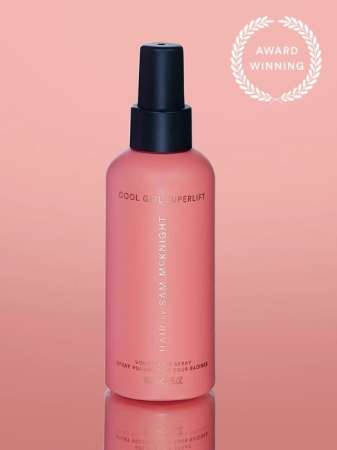 Hair by Sam McKnight COOL GIRL SUPERLIFT ROOT VOLUMISING SPRAY to profesjonalny produkt do stylizacji, który natychmiast unosi włosy u nasady, zapewniając trwałą objętość i naturalne wykończenie. Lekka formuła na bazie wody nie obciąża włosów i pozwala na