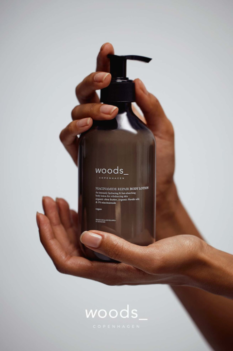 WOODS_COPENHAGEN Niacinamide Repair Body Lotion Regeneruj mlący balsam do ciała z Niacynamidem 5% i masłem shea 400 ml