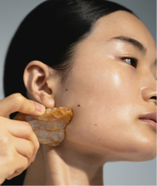 WOODS_COPENHAGEN Sculpting Face Gua Sha Woods Copenhagen Naturalny kamień do masażu Gua Sha